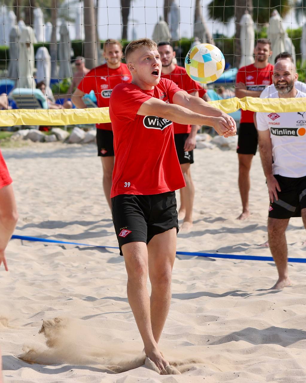Футболисты Спартака сыграли в пляжный волейбол