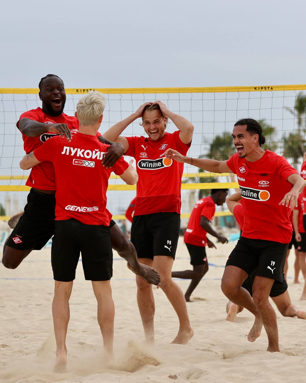 Футболисты Спартака сыграли в пляжный волейбол